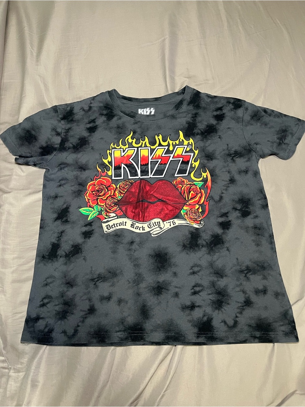 KISS Black Tie-Dye Graphic Tee with Red Lips & Flames size XL
